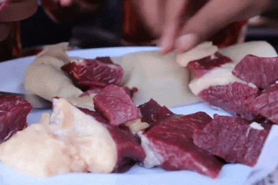 Ron gay voi quoc gia an thit song nhu com bua hinh anh