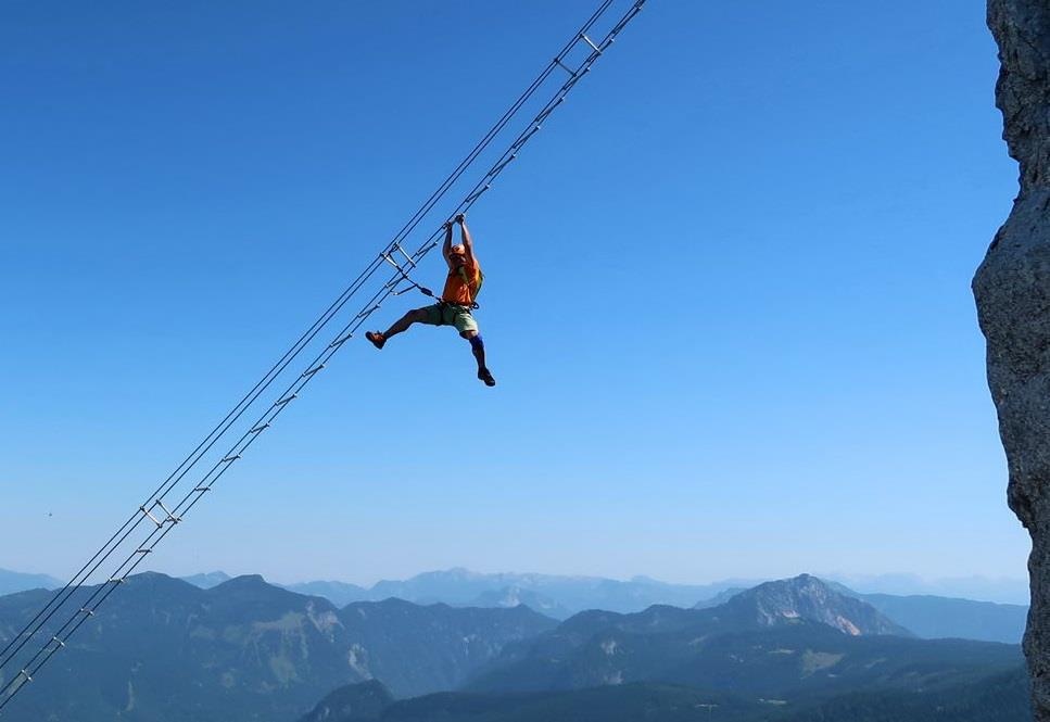 Thang day bac ngang qua nui thach thuc dan mao hiem o Ao hinh anh