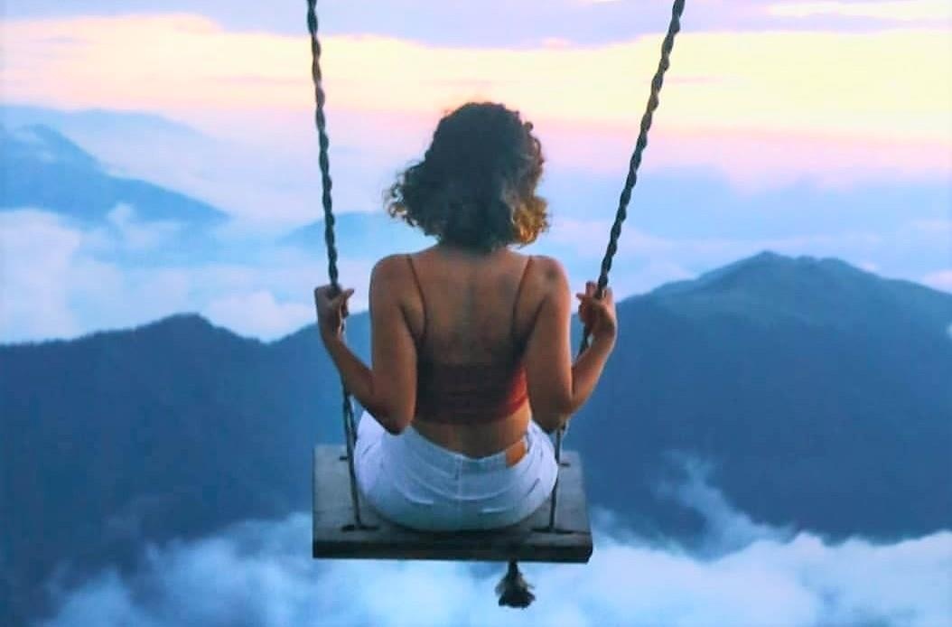 Xep hang cho choi xich du lo lung tren may o Tho Nhi Ky hinh anh