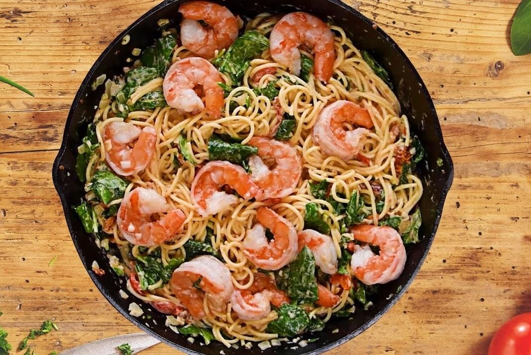 Doi vi cho ca nha voi mon mi spaghetti sot kem don gian, de lam hinh anh