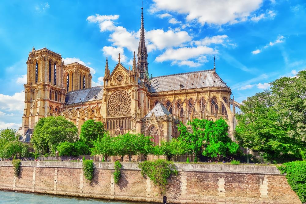 9 dieu ban can biet ve Nha tho Duc Ba Paris hinh anh