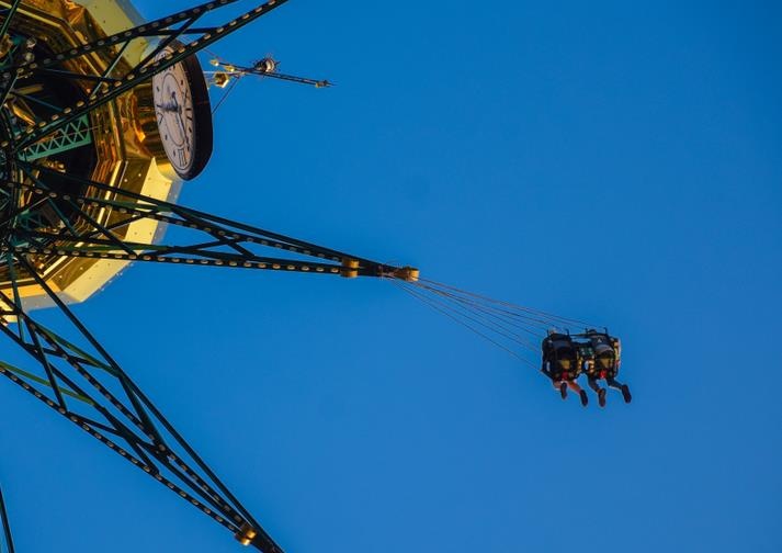 Du quay o Trung Quoc bi hong, treo hai cha con lo lung suot 30 phut hinh anh