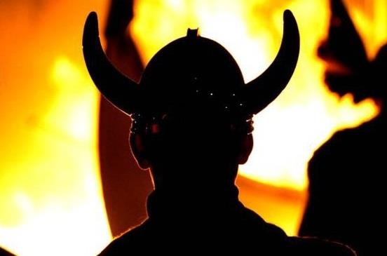 'Cam sung', lan theo pho mat va nhung le hoi ky cuc nhat the gioi hinh anh