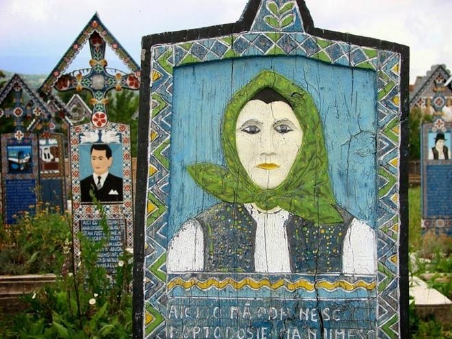 Ky la bia mo 'treu choc' nguoi chet o Romania hinh anh