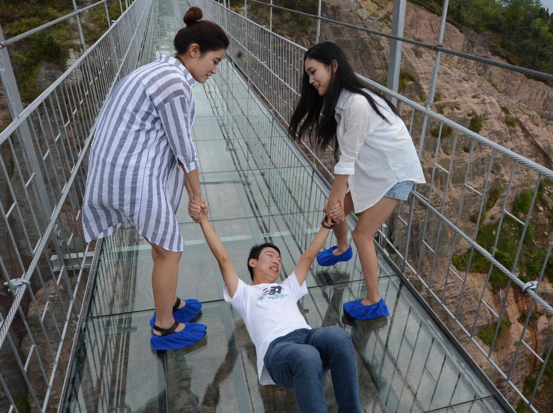 Du khach khoc thet khi di tren cau kinh Trung Quoc hinh anh