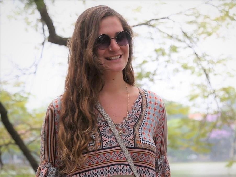 Khach Tay: Ha Noi nong qua, toi phai tim cho co dieu hoa hinh anh