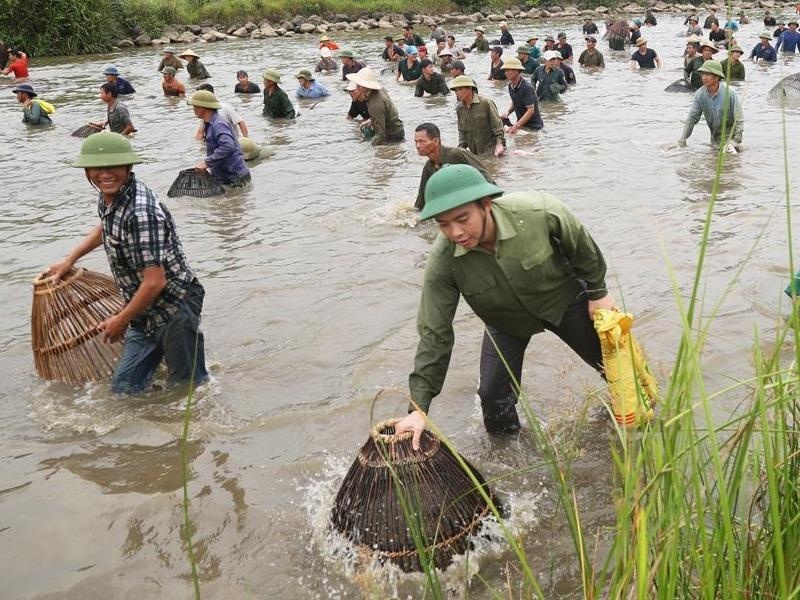 Hang tram nguoi tham gia le hoi danh ca doc dao o Ha Tinh hinh anh