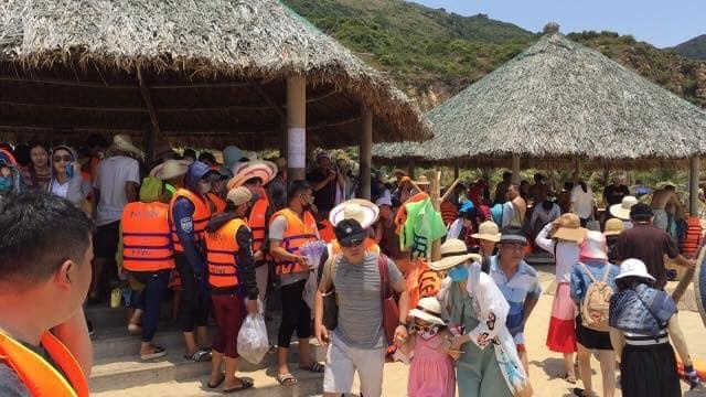 Khach chen chuc tren cau go o dao Ky Co hinh anh