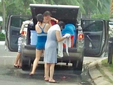 Gia dinh than nhien do oto, tam trang giua duong tai Da Nang hinh anh