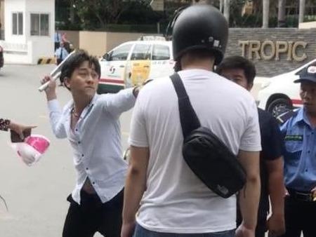 Dan mang phan ung voi tai xe taxi rut con doi danh khach Nhat hinh anh