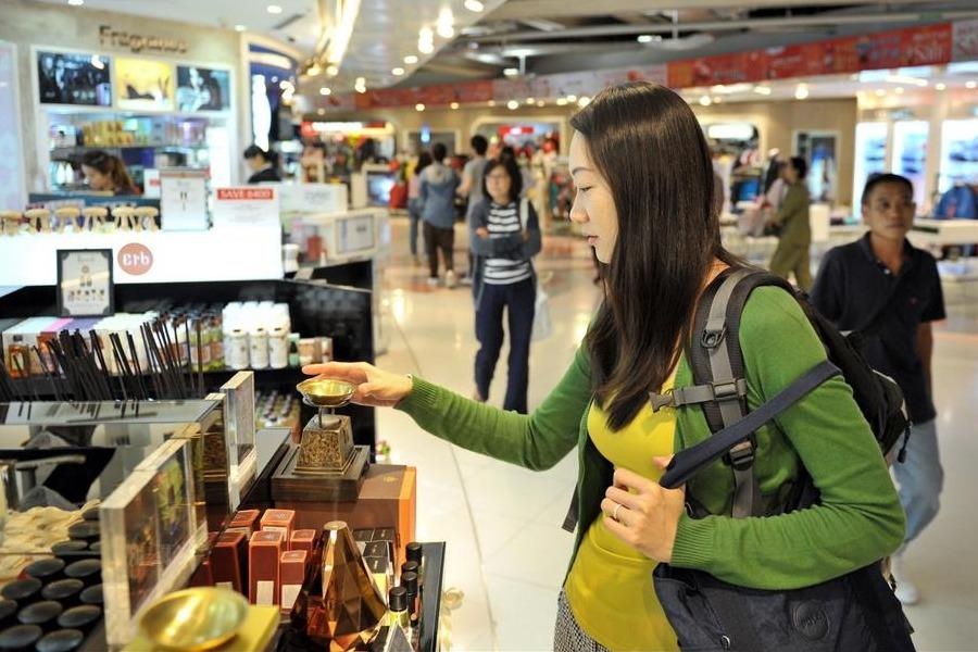 Me 'chan' may bay nua tieng vi con gai mai mua sam hinh anh