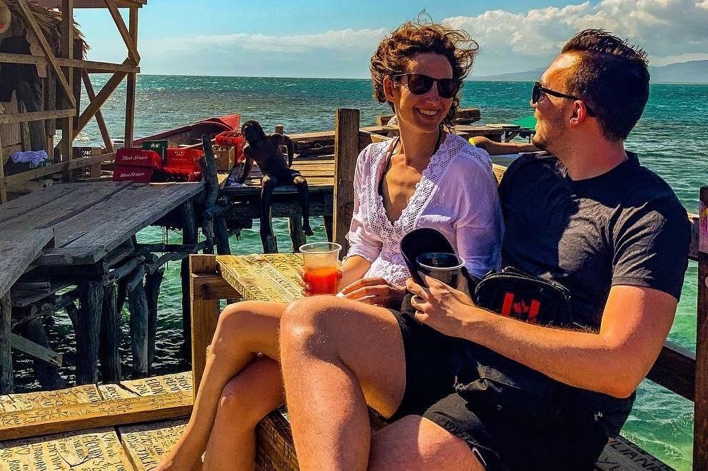 Quan bar bang go doc dao, 18 nam lenh denh giua bien hinh anh