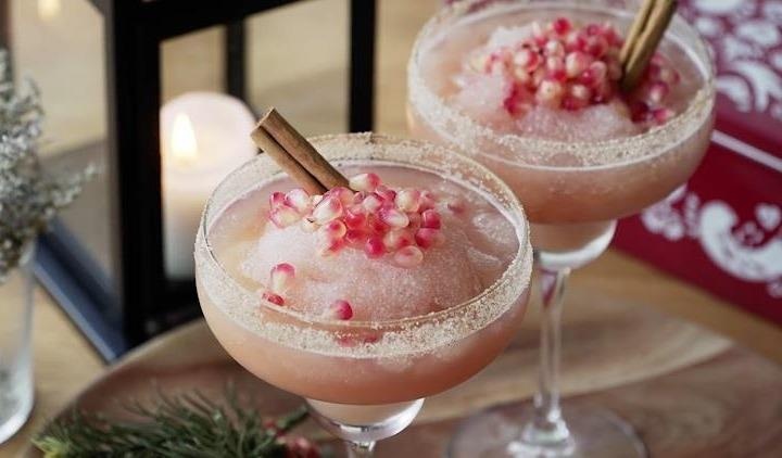 Giai nhiet he voi ly da bao viet quat mat lanh, phong cach cocktail hinh anh