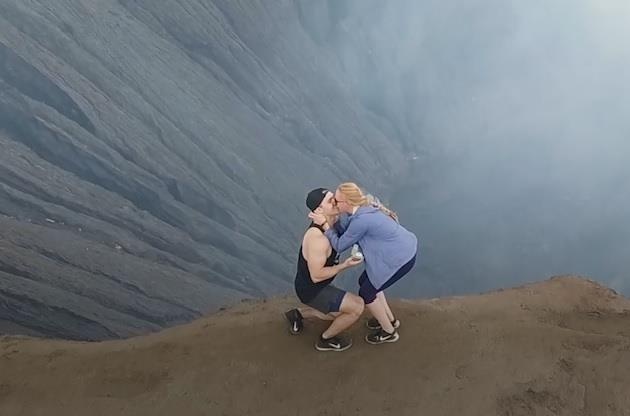 Chang trai cau hon ban gai ngot ngao tren mieng nui lua hinh anh