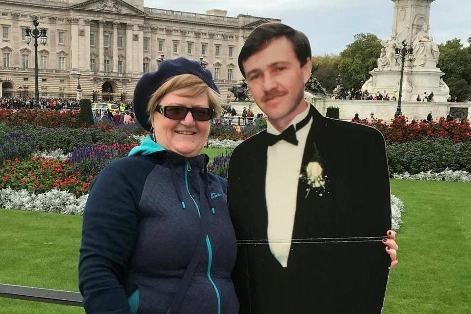 Du khach mang anh to nhu nguoi that cua chong di khap the gioi hinh anh