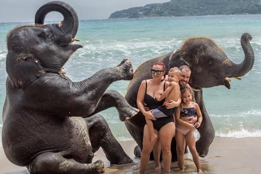 Ngoi lang day voi tu 2 tuoi de mua vui cho khach o Thai Lan hinh anh