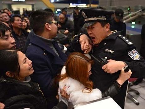 May bay delay vi thoi tiet xau, khach hang ep nhan vien quy xin loi hinh anh