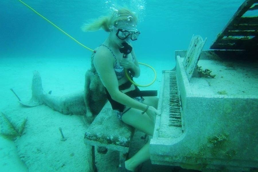 Danh dan piano duoi bien cung 'nang tien ca' nhu trong mo hinh anh