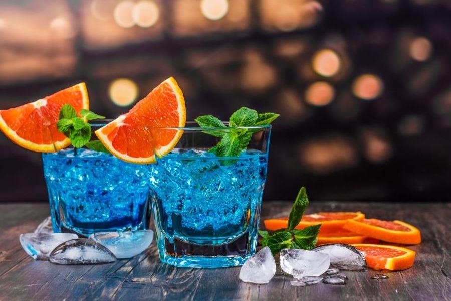 Mot phut hoc lam cocktail Curacao xanh sang chanh hinh anh