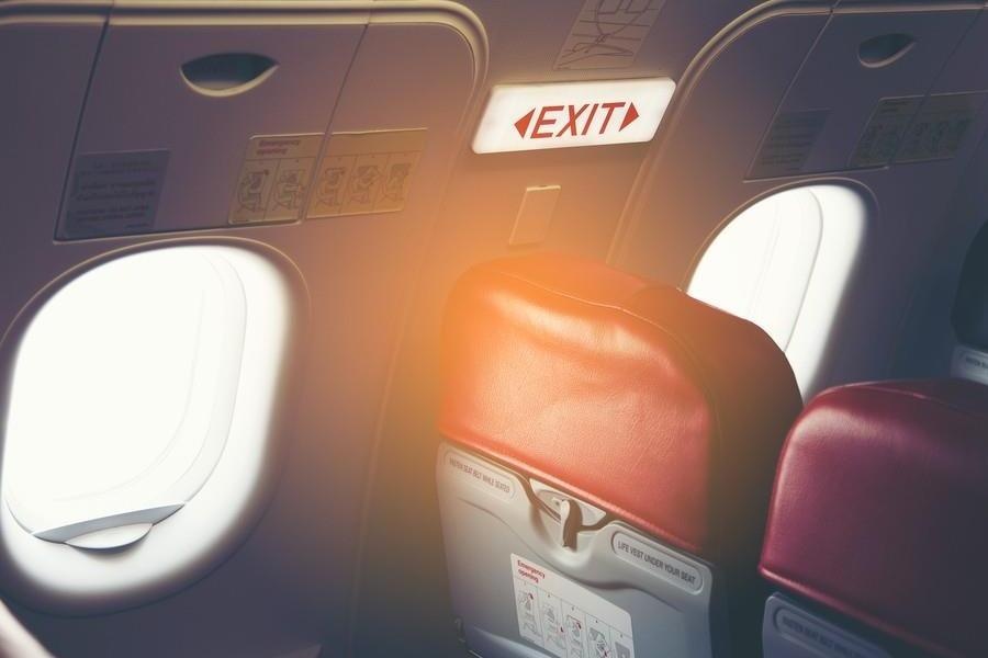 Hanh khach mo cua thoat hiem may bay vi nham la cua nha ve sinh hinh anh