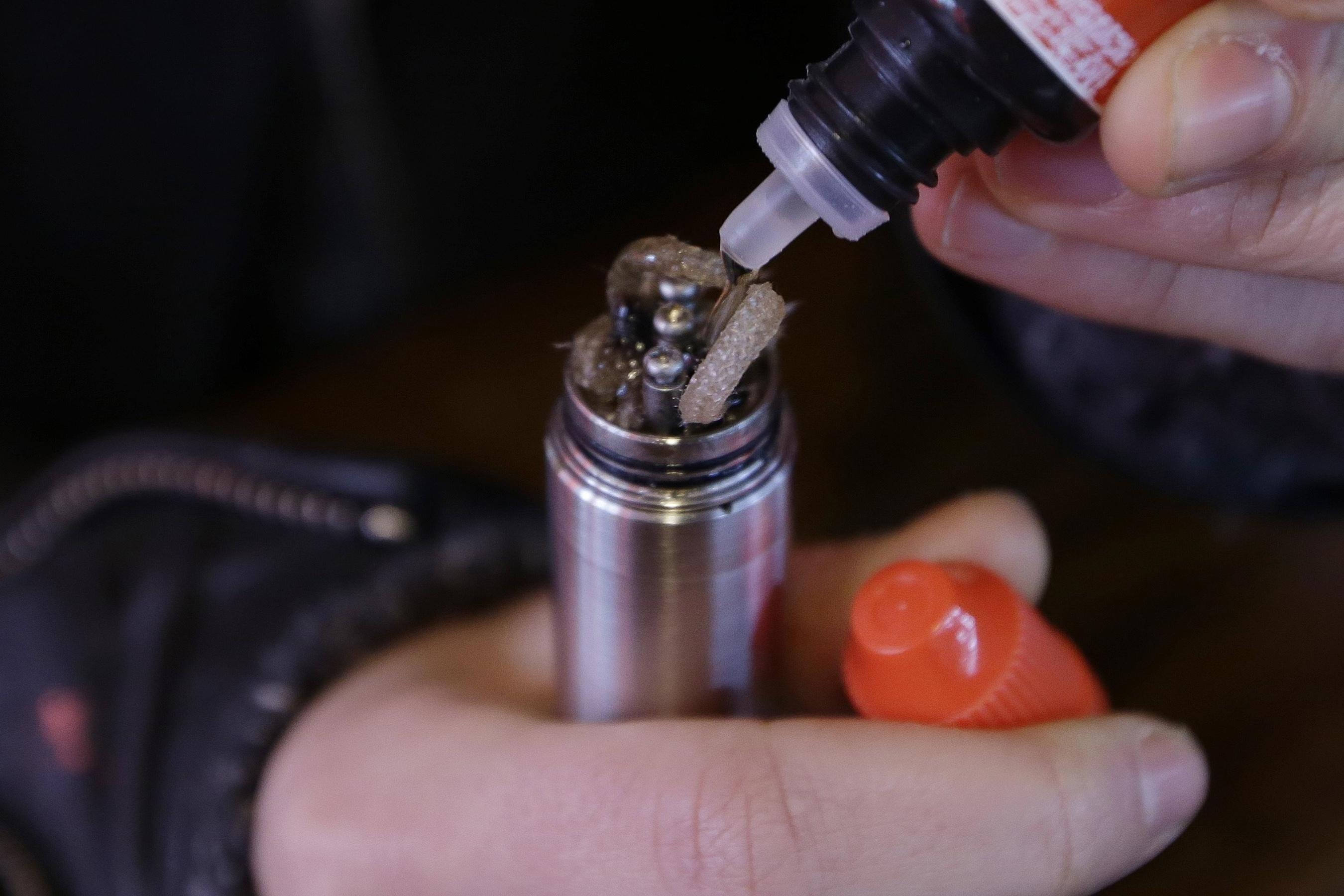 Hanh khach bi cam bay ca doi vi hut thuoc la dien tu tren may bay hinh anh