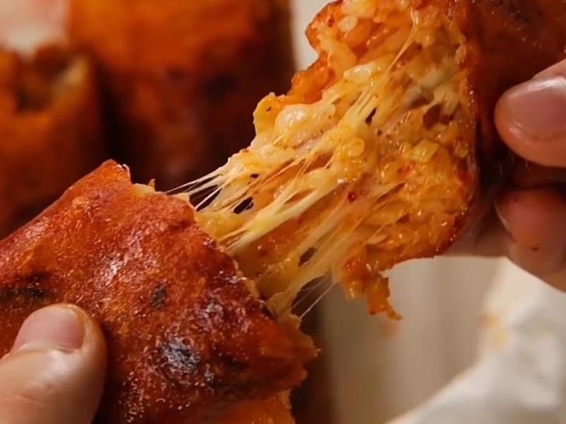 Nuot nuoc mieng voi mon pho mai gion cuon com kim chi hinh anh