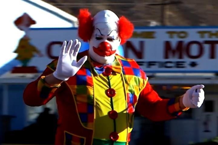 Nha nghi he ma quai nam sat nghia trang o My hinh anh