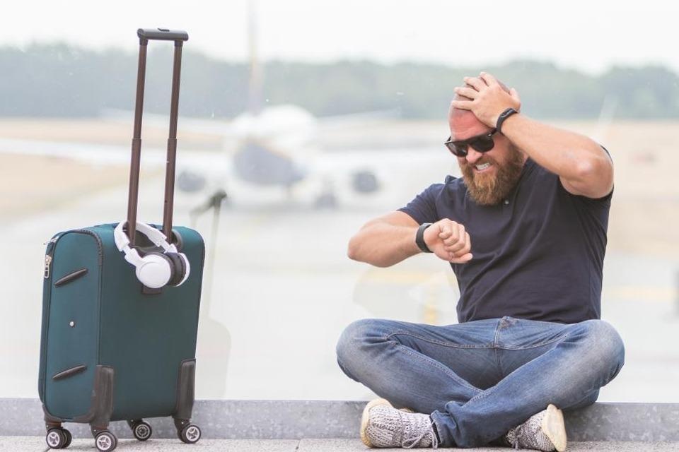 Thong bao benh di ung, du khach bi 'tong co' khoi may bay hinh anh