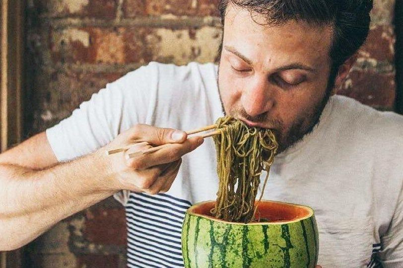 Nha hang 'choi troi' voi mi matcha dua hau an kem thit nuong hinh anh