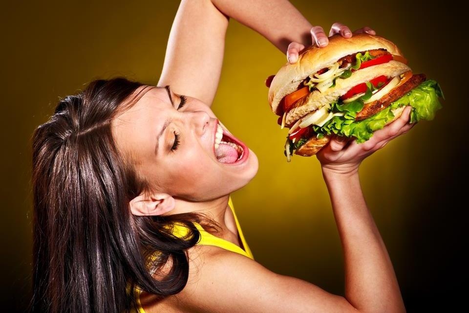 Cach an burger dung chuan, khong lo chay sot va rot nhan hinh anh