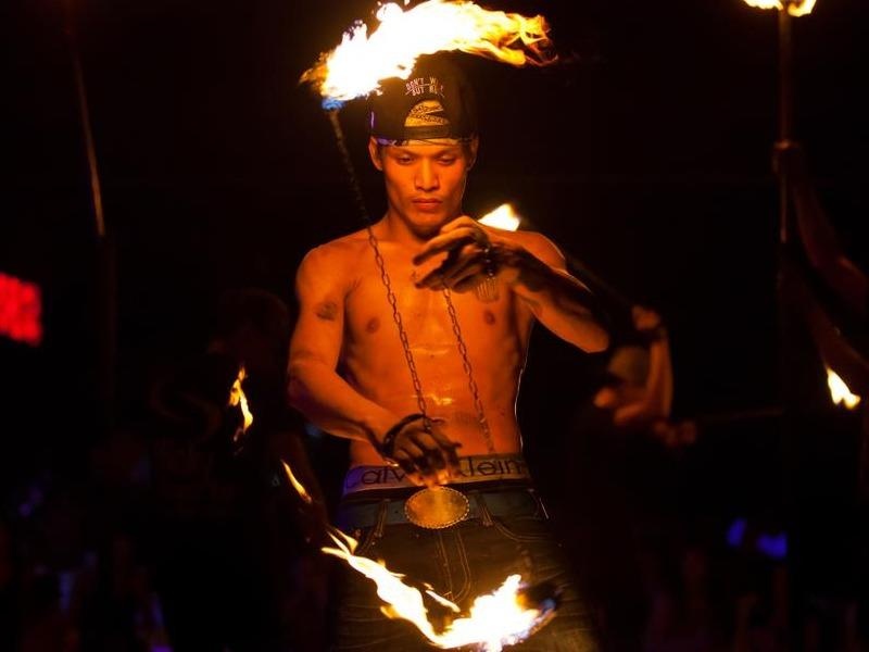 Xem mua lua, ngam ca map o dao ngoc Koh Phi Phi hinh anh