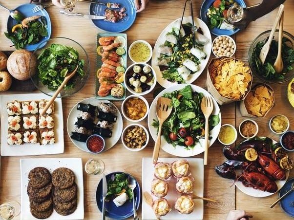 Nha hang 17 nam cho khach an buffet thoai mai, chi can tra duoi 1 USD hinh anh