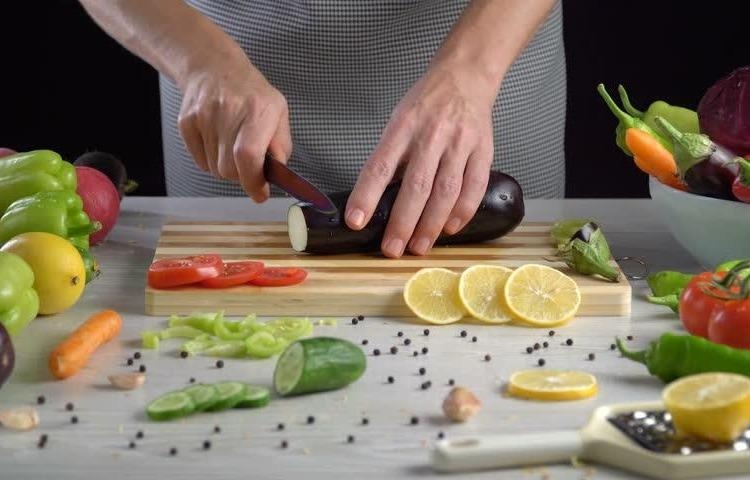 Nghe thuat cat hoa qua mong dinh nhu giay cua dau bep sieu sao hinh anh