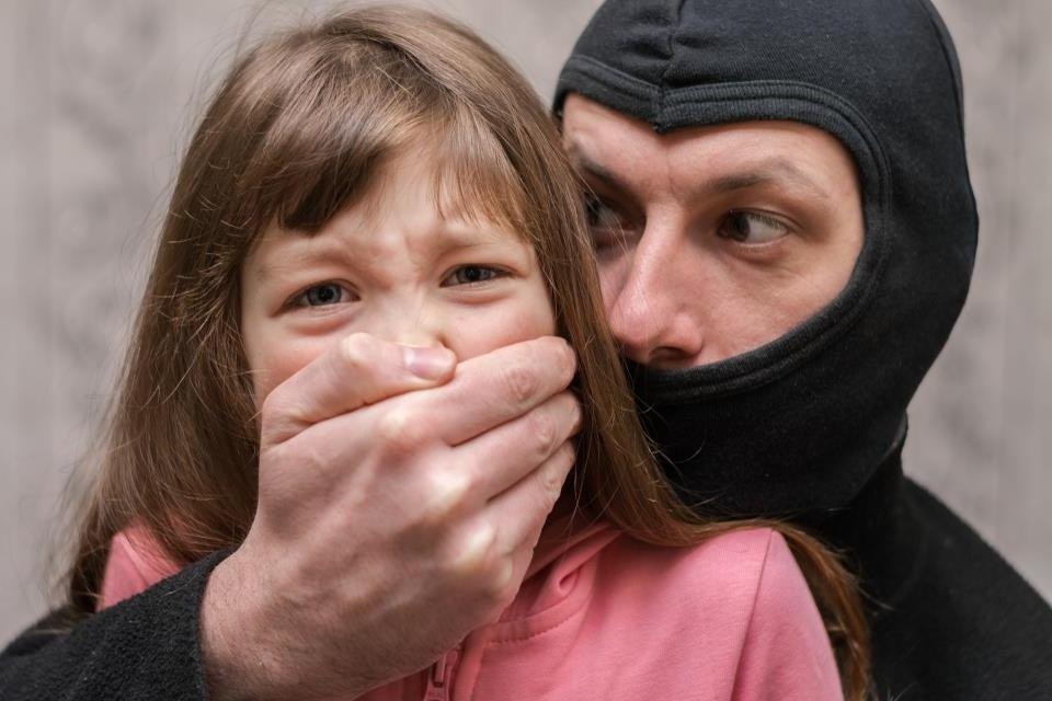 Nguoi phu nu ngang nhien bat coc tre em o san bay hinh anh