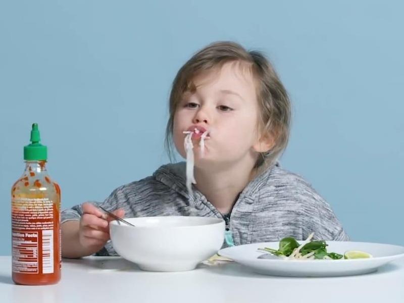 Tre em My hot hoang khi ngui banh pia sau rieng, thich me pho Viet hinh anh