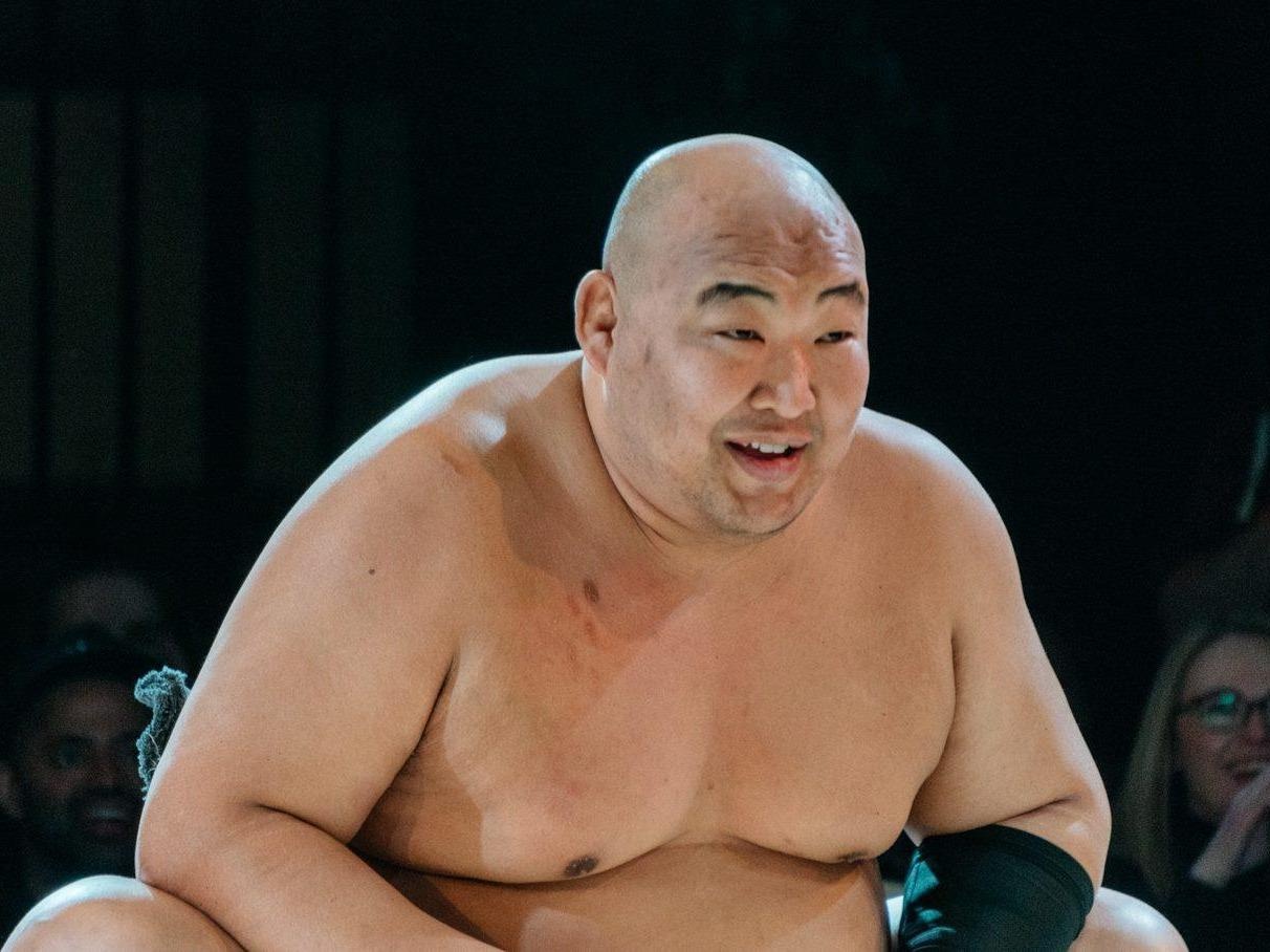 Khau phan mot 'nui thuc an' cua nha vo dich sumo the gioi hinh anh