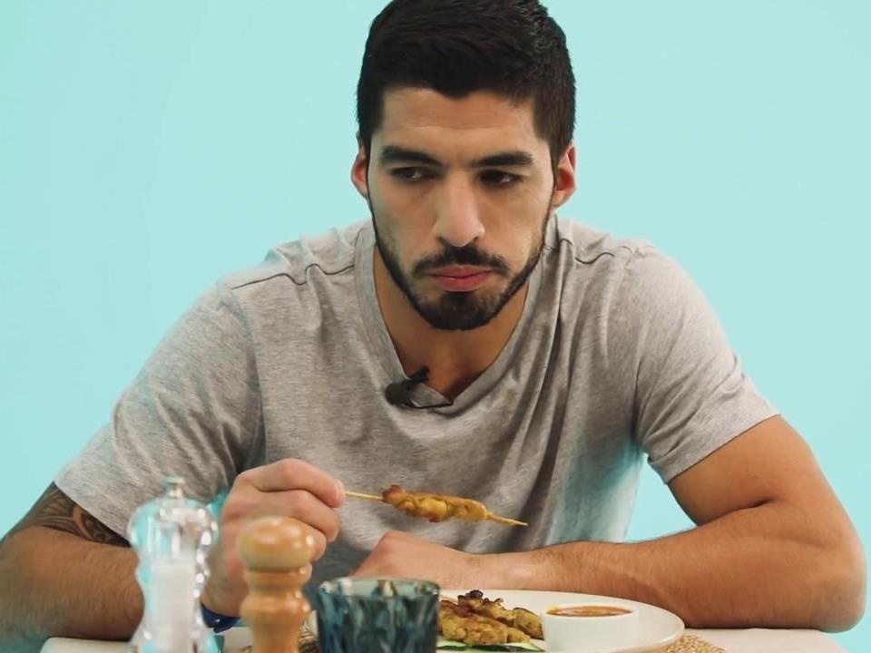 Suarez review am thuc, khen do an Malaysia tren ca tuyet voi hinh anh