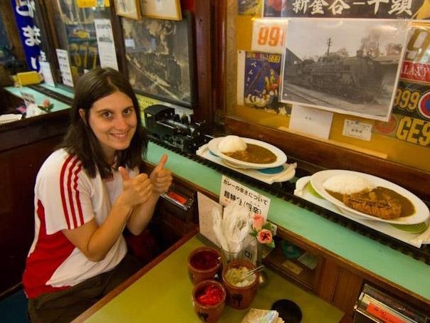 Nha hang 'choi lon' dem ca doan tau chuyen do an cho khach hinh anh