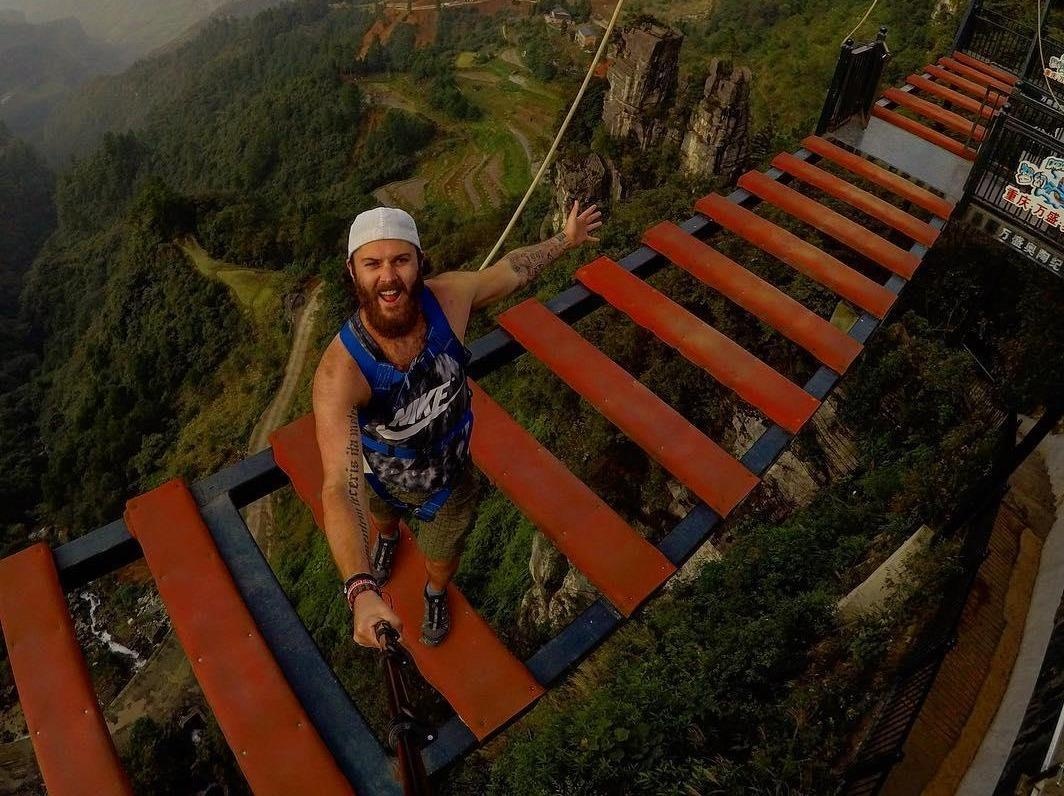 Tro mao hiem truot chan roi ngay xuong vuc sau 150 m o Trung Quoc hinh anh