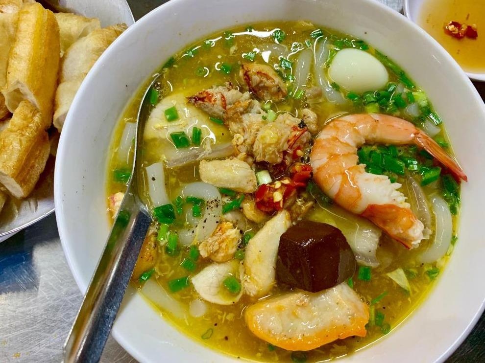 Quan banh canh het veo trong mot tieng, cham chut het phan hinh anh