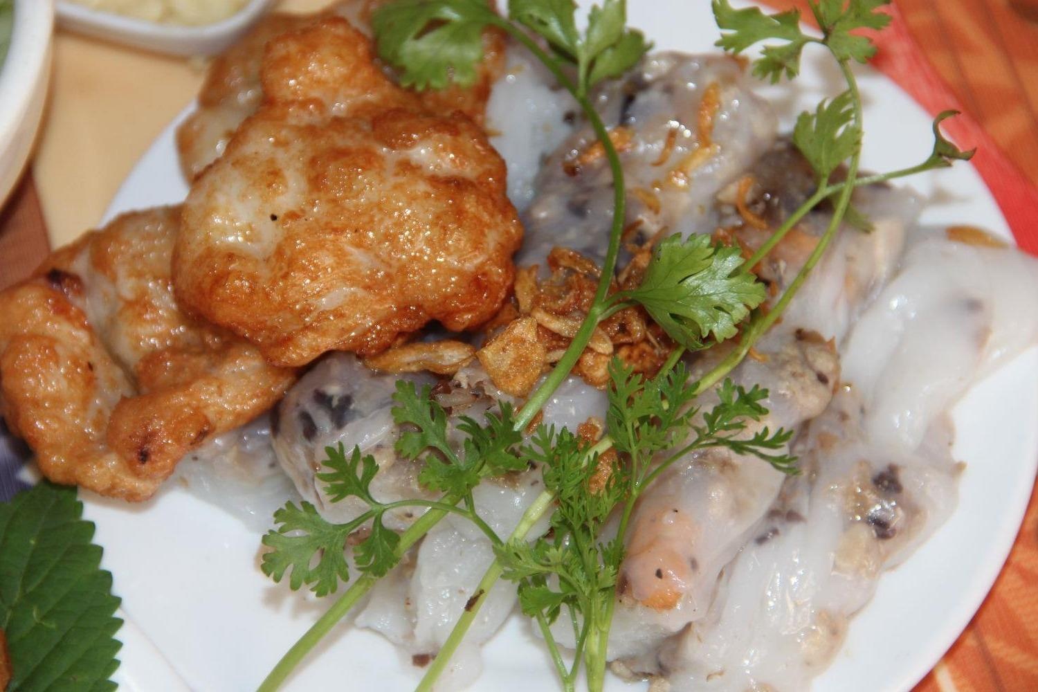 Quan banh cuon cha muc khong thu chua biet Ha Long hinh anh