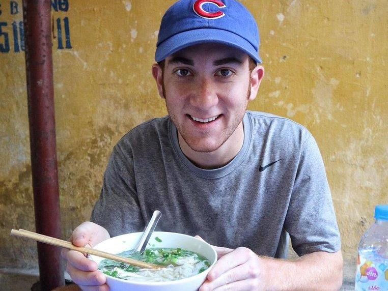 Vlogger noi tieng the gioi thu thach tieu 10 USD tai Ha Noi hinh anh