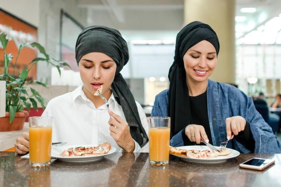 Nha hang xu sieu giau Dubai mien phi do an cho khach khong co tien hinh anh