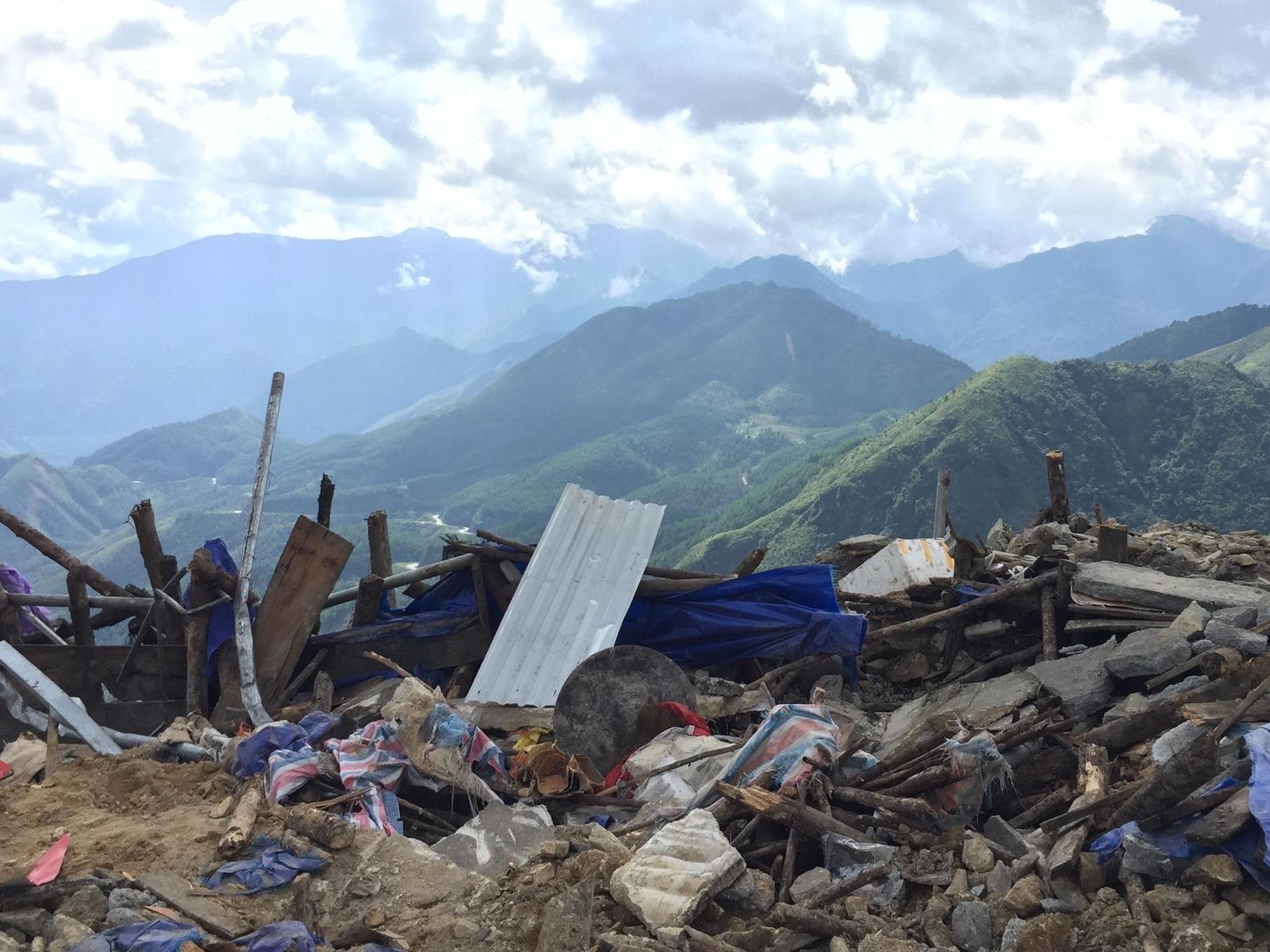 Huy dong can cau do bo quan ca phe tren may o deo O Quy Ho hinh anh