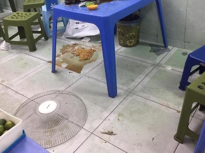 Khach hang bi quat roi trung dau khi dang an mi ga tan hinh anh