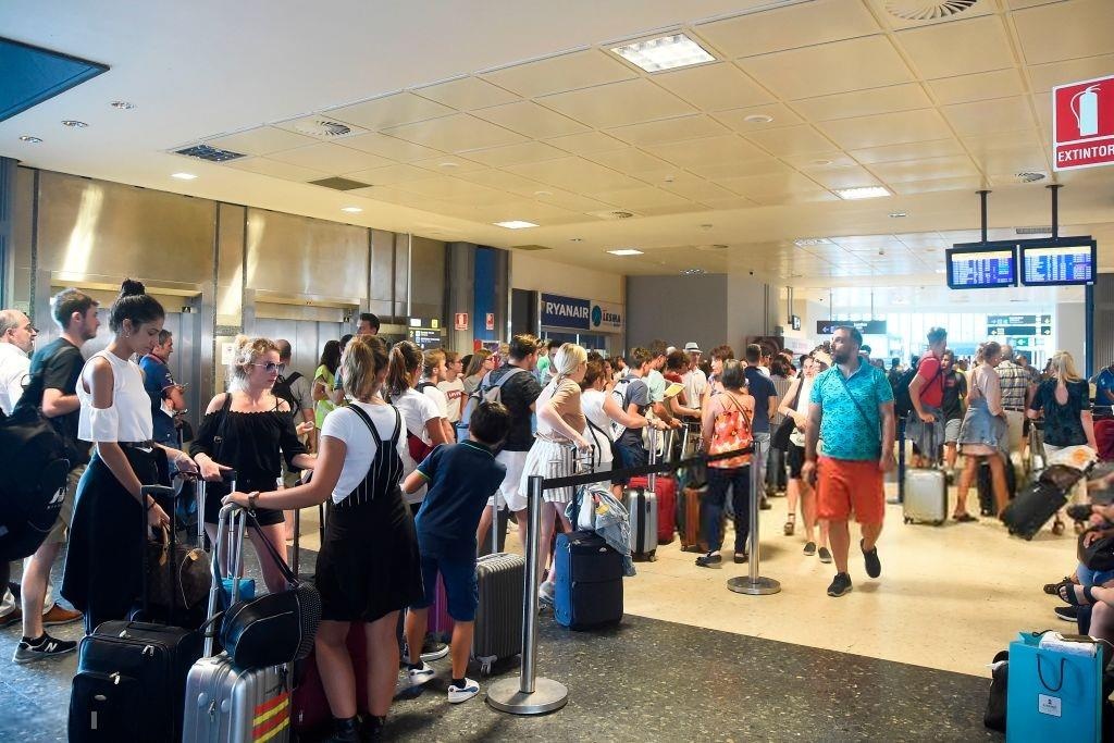 an trom tren may bay anh 2