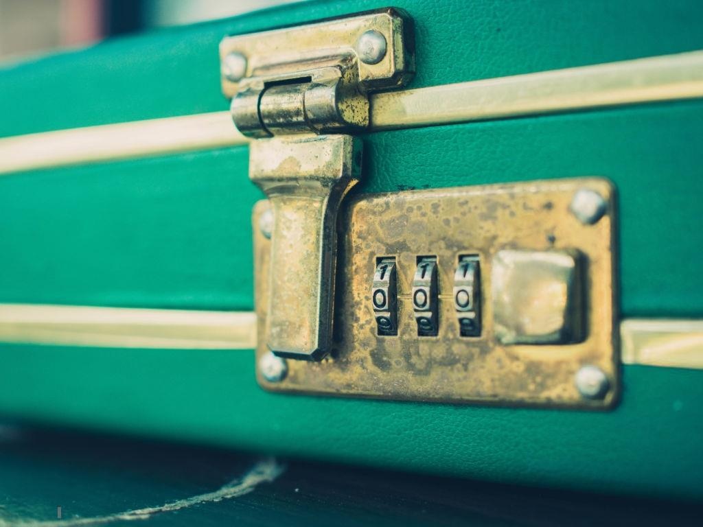 an trom tren may bay anh 4