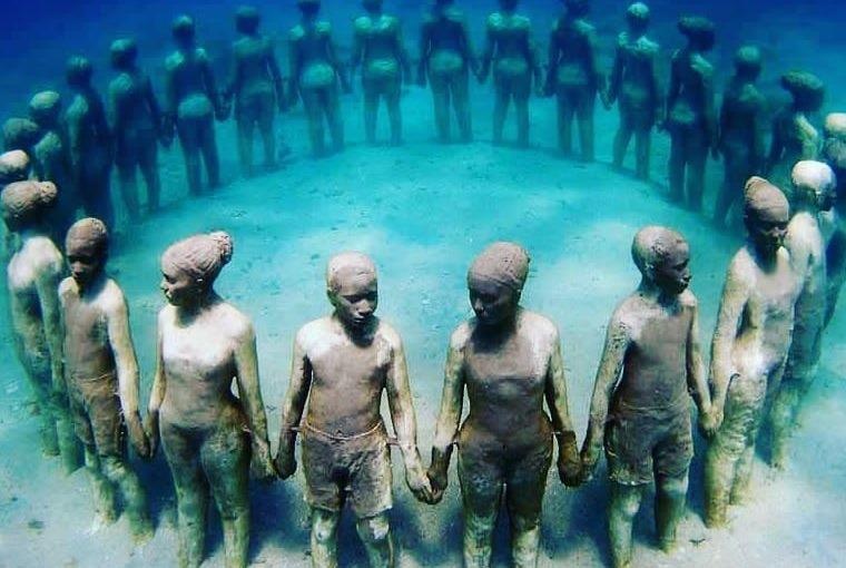 Nguoi da moc reu, noi bong bong duoi bien hut khach ghe tham hinh anh