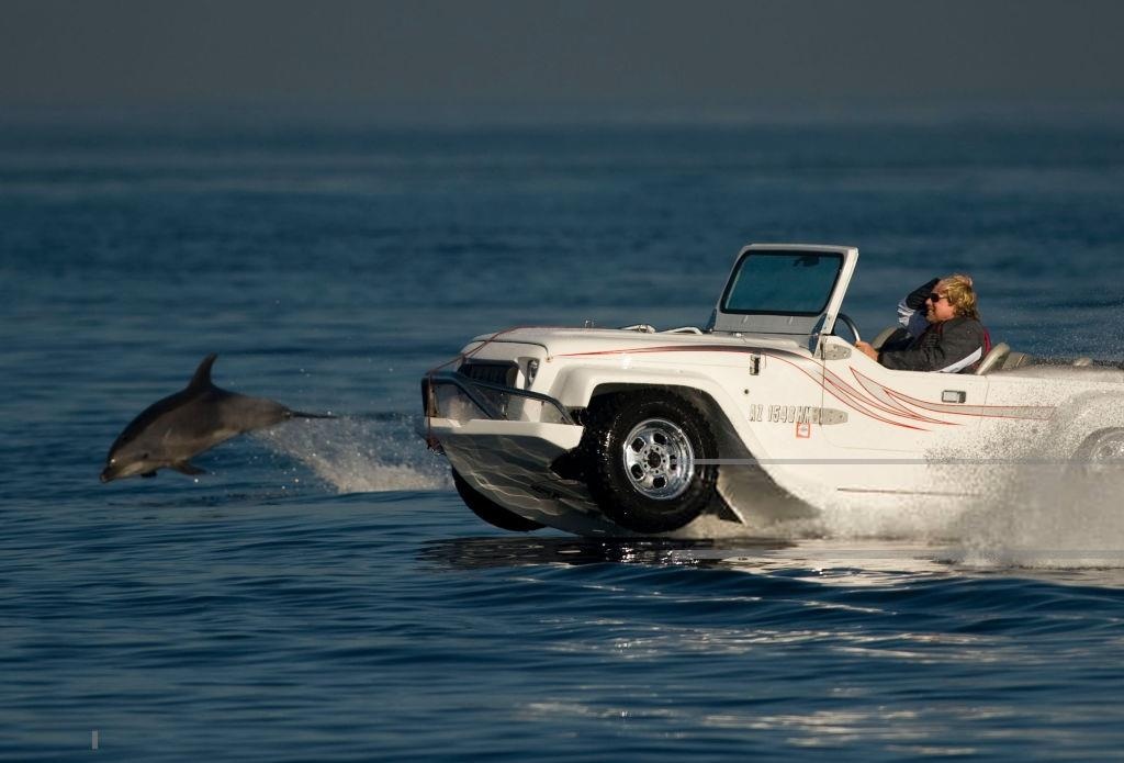 Trai nghiem phong oto duoi nuoc voi van toc 72 km/h hinh anh