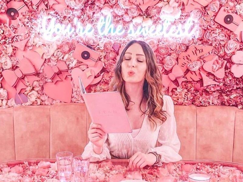 Quan ca phe hong tu trong ra ngoai, sieu hop cho hoi huong phan hinh anh